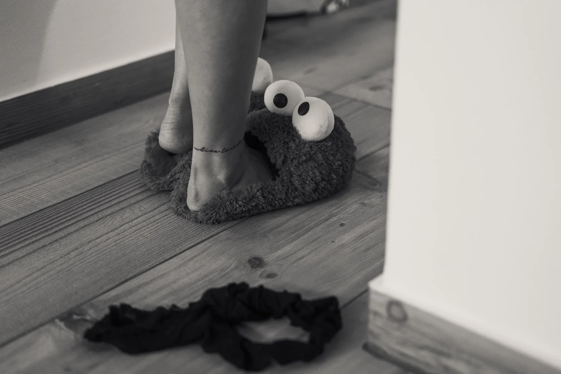 Verspieltes Detail mit Hausschuhen während eines Boudoir-Shootings