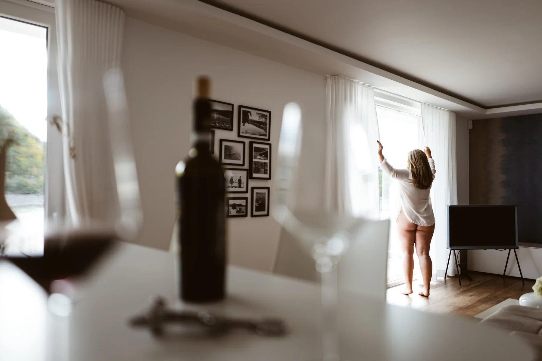 Frau in einem hellen Wohnraum während eines Boudoir-Shootings